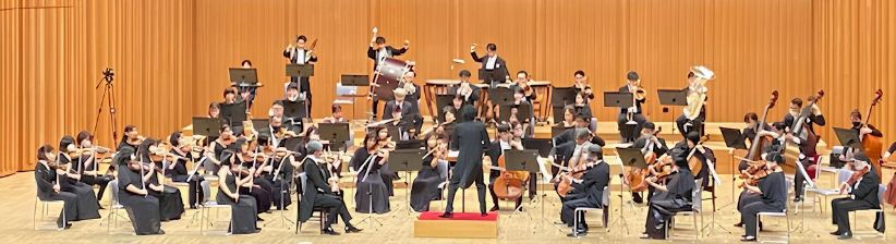 奈良フィルハーモニー管弦楽団の演奏の様子